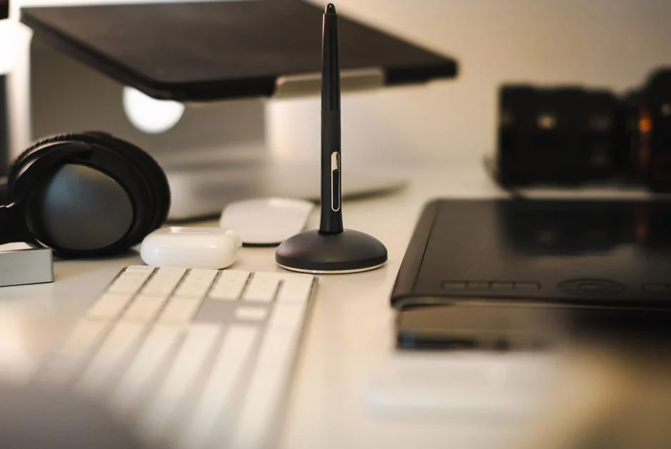 Bureau minimaliste avec ordinateur portable, lunettes et affiche de brainstorming verte pour des idées fraîches.